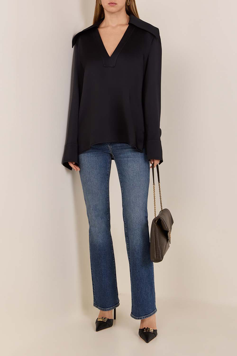 חולצה עם צווארון פתוח